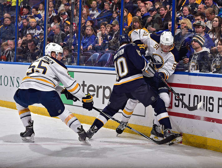Blues outmuscle Sabres in blowout