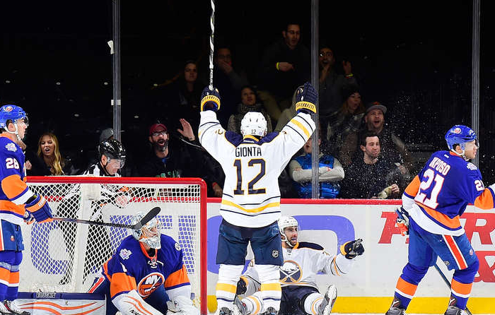 3rd period rally lifts Sabres over Isles