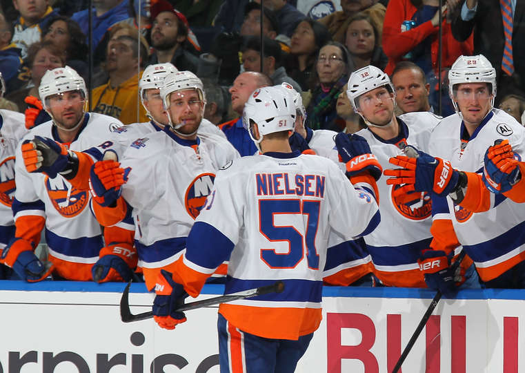 Isles finish off Sabres, 2-1