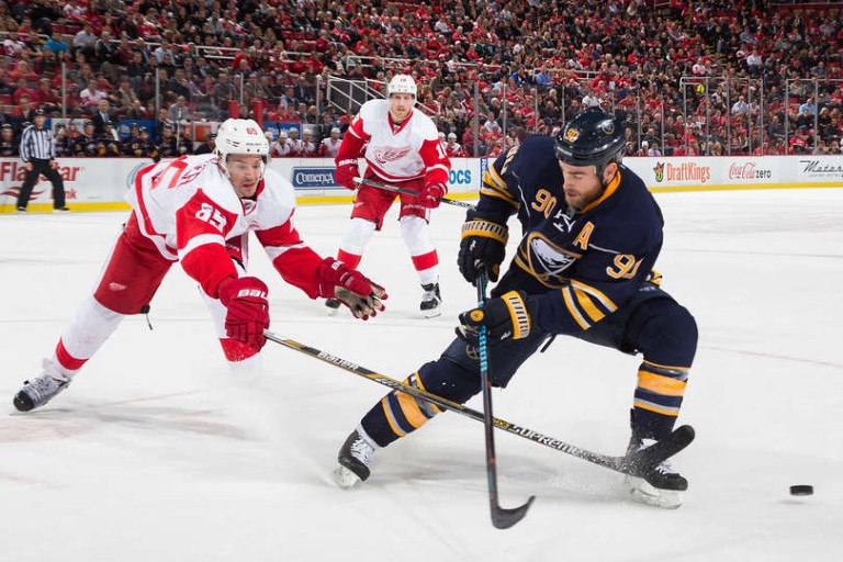 Sabres roar back to beat Red Wings, 2-1