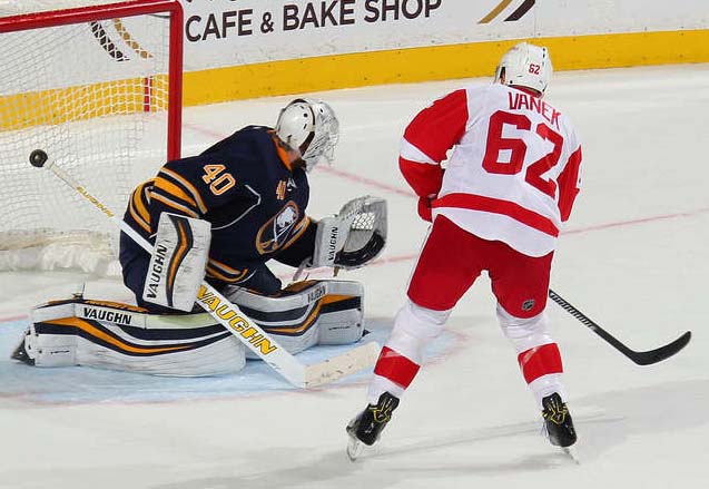 Sabres fail to put Red Wings away
